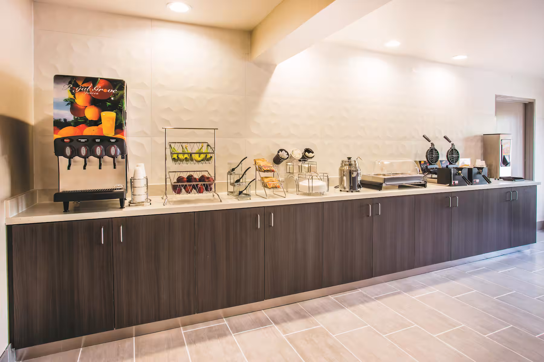 Breakfast bar at La Quinta Inn & Suites by Wyndham Cincinnati NE - Mason