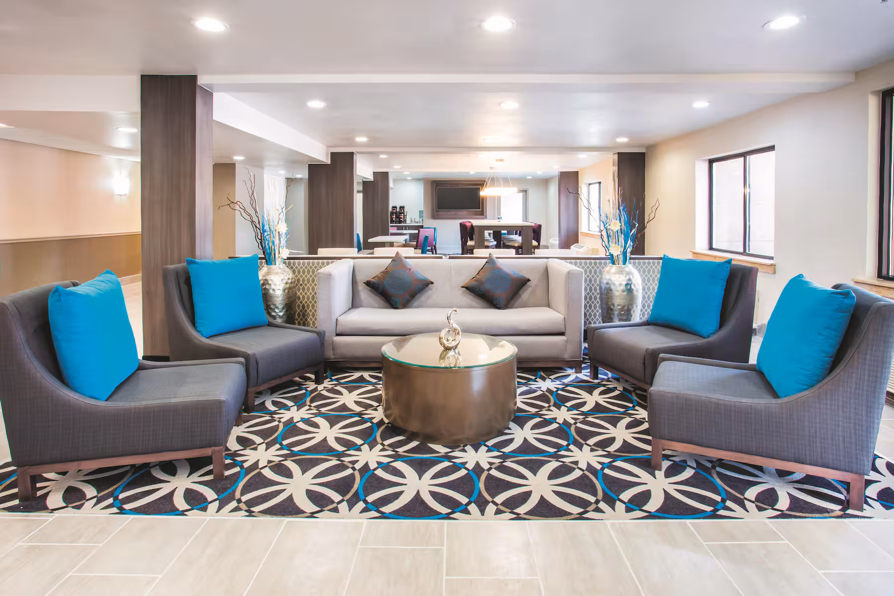 Lobby seating at La Quinta Inn & Suites by Wyndham Cincinnati NE - Mason